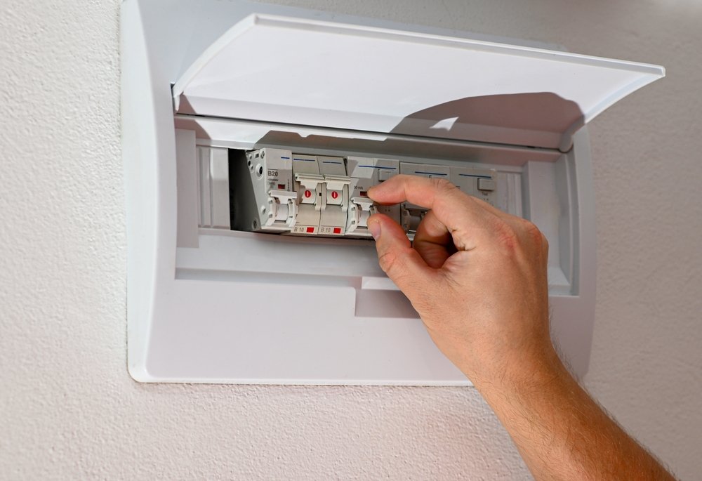 Kortsluiting maar geen stop door – Oorzaken & Oplossingen close up,of,an,electrician,operating,a,circuit,breaker,in,a