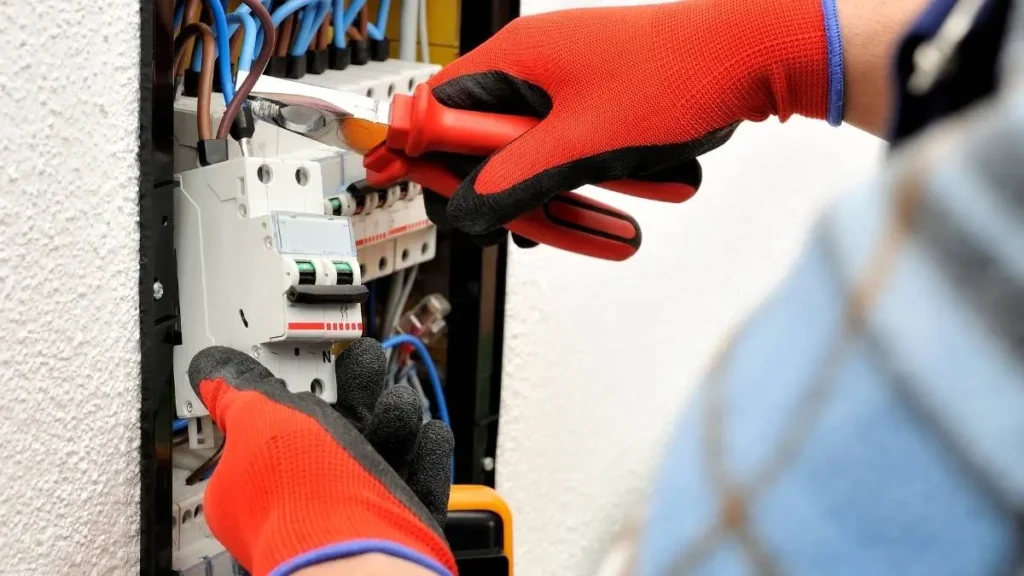 Typische Elektro-Probleme in Mehrfamilienhäusern rund um Bramfeld: von flackerndem Licht bis Sicherungsausfall