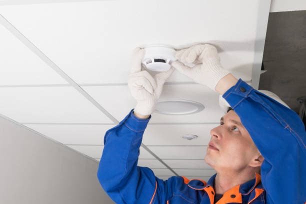 Umrüstung herkömmlicher Rauchmelder zu smarten Systemen für vernetzte Sicherheitswarnungen im gesamten Haushalt.