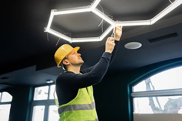 Professionelle Installation von Lichtlösungen für funktionale und ästhetische Raumgestaltung.