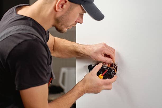 Der Fachmann arbeitet präzise und achtet auf eine zuverlässige Installation.