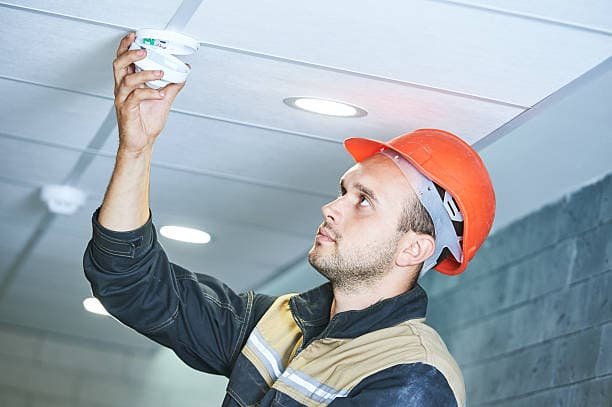 Integration intelligenter Rauchmelder zur Echtzeit-Benachrichtigung und besseren Kontrolle über mobile Geräte.